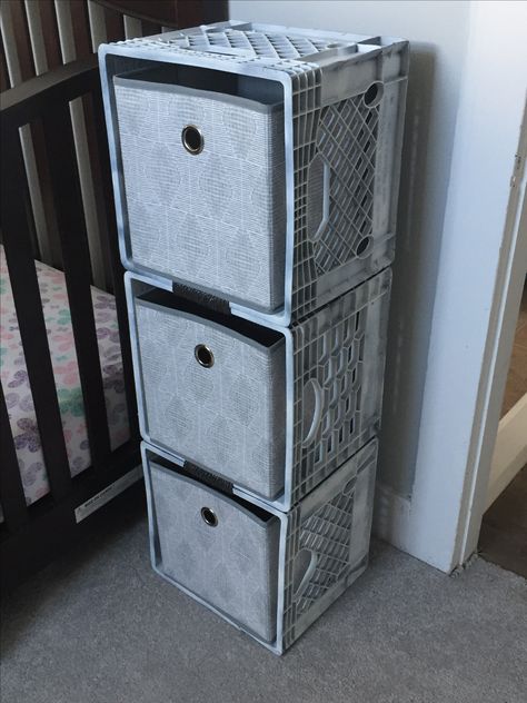 Milk crate storage: spray paint milk crates with desired color. I used dark gray rope from the dollar store to secure the front handles. Then simply add cloth baskets for hidden storage! Milk Crates Diy, Cloth Baskets, Milk Crate Furniture, Milk Crate Storage, Plastic Milk Crates, Diy Organizer, Craft Storage Organization, Crate Diy, Apartment Storage