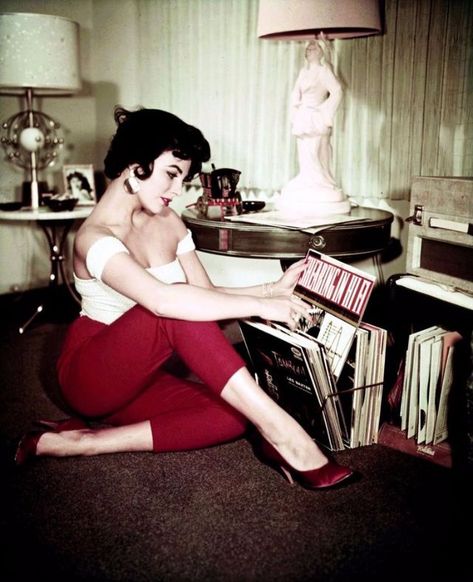 Edward Wilding, Vintage Fashion 1950s, Rockabilly Outfits, Joan Collins, Court Heels, Vintage Fashion Photography, Record Players, English Actresses, Love Vintage