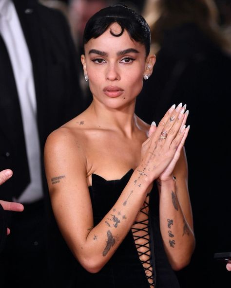 Zoë Isabella Kravitz source. on Instagram: “i love these pics so much 🐈‍⬛” Zoe Kravitz Tattoos, Audrey Hepburn Hair, Zoe Kravitz Style, Zoe Isabella Kravitz, Tattoos Infinity, Zoë Kravitz, Tattoos Geometric, Zoe Kravitz, Dainty Tattoos