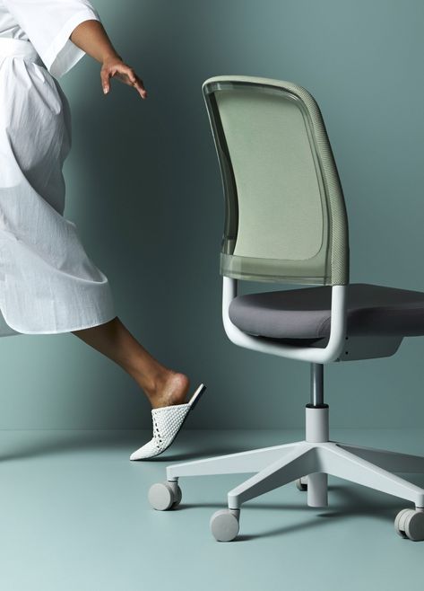 Formway Design creates customisable Denn Chair from recycled plastic Living Room Cozy Modern, Australian Furniture, Ergonomic Office Furniture, Holistic Design, Design Learning, Modern Workplace, Modern Workspace, Furniture Desk, Content Inspiration