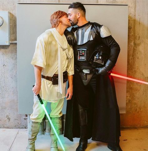 Darth Vader Cosplay, Gay Costume, Gay Dads, Halloween 20, Men Kissing, Kissing Couples, Luke Skywalker, Gay Love, Couple Goals