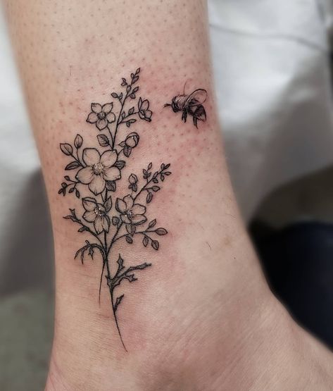 Such an adorable minimalistic wildflower and bee tattoo done by @katarina.heinze on the ankle.