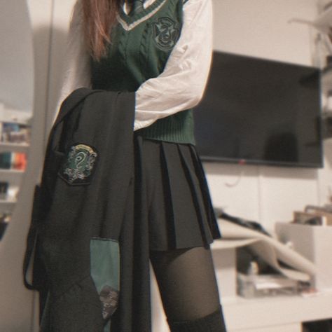 Hogwarts Uniform Ideas, Slytherin Uniform Aesthetic, Slytherin Costume Women, Slytherin Girl Uniform, Modern Hogwarts Uniform, Slytherin Quidditch Uniform, Slytherin Hairstyles, Slytherin Girl Outfit, Slytherin Uniform Female