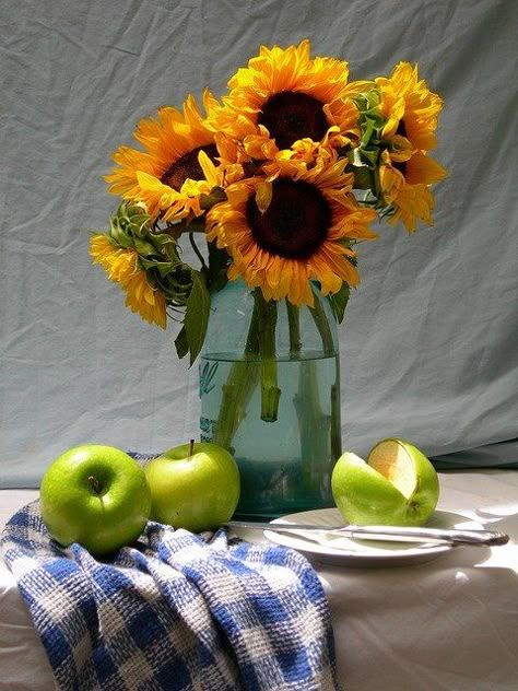 Still Life Pictures, Flowers And Fruit, Life Drawing Reference, Still Life Images, Still Life Flowers, Still Life Fruit, Fruit Photography, Still Life Photos, Still Life Drawing