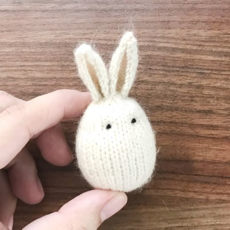 My white bunny (Free pattern) Knit Bunny Ears Free Pattern, Free Knitted Toy Patterns, Toy Knitting Patterns Free, Easter Pom Pom Crafts, Rabbit Knitting Pattern Free, Easter Knitting Patterns, Knitted Easter Crafts, Knitted Decorations, Knitted Amigurumi