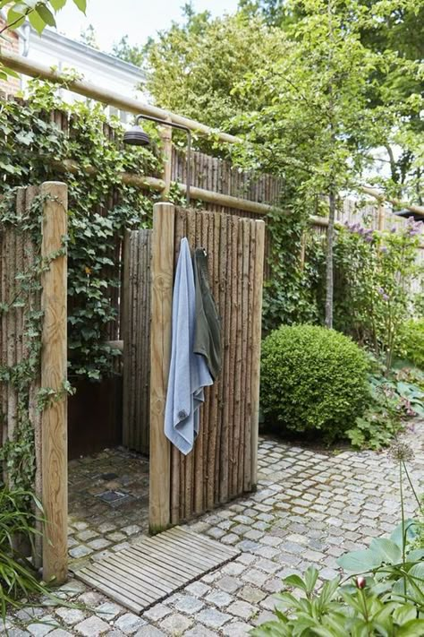 my scandinavian home: 12 outdoor shower ideas from rustic to semi-luxury! Outdoor Showers Garden, Garden Showers Outdoor, Semi Outdoor Bathroom, Garden Shower Ideas, Rustic Outdoor Shower Ideas, Outdoor Toilet And Shower Ideas, Outdoor Wc, Outdoor Bathroom Design Ideas, Outdoor Shower Design