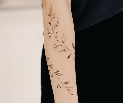 Vine Flower Tattoo, Rose Vine Tattoos, Flower Vine Tattoos, Henna Tattoo Designs Arm, Around Arm Tattoo, Wrap Around Tattoo, Vine Tattoo, Flower Tattoo Ideas, Simple Henna Tattoo