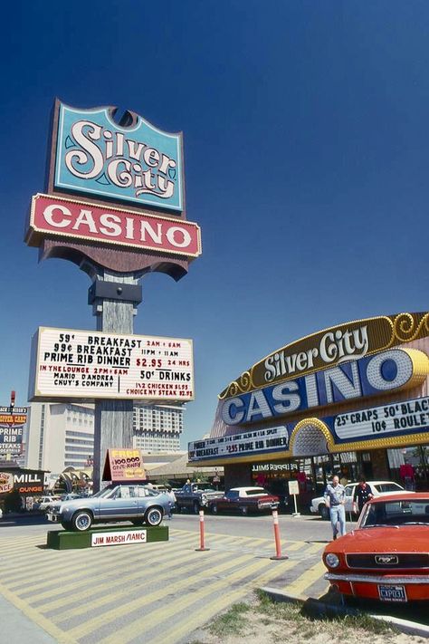 Silver City Casino on the Strip 1983. Opened in 1973 at 3001 Las Vegas Boulevard South. Closed 1999. - Felix Lenox Shared via Steve Brown. Nostalgic Places, Vegas Photos, Motel Signs, Atlantic City Casino, Googie Architecture, Las Vegas Boulevard, Vegas Hotels, Vintage Vegas, Nyc Photos