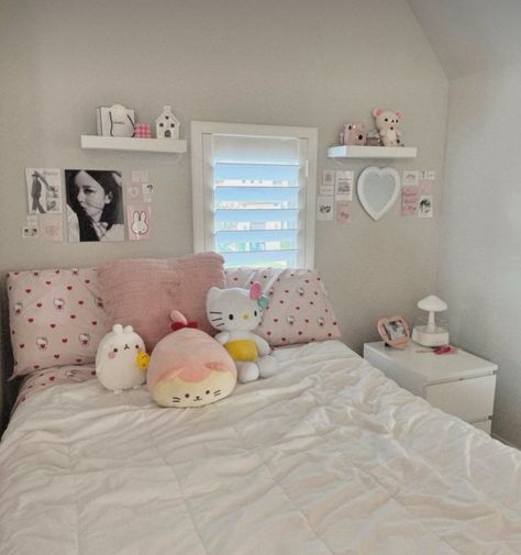 Cute Neutral Room Ideas, Small Korean Bedroom Ideas, Minimalist Sanrio Bedroom, Couqqet Room, Room Decor Pink Aesthetic, Pink Girly Room Ideas, Shoujo Aesthetic Room, Shoujo Room Aesthetic, Shoujo Bedroom