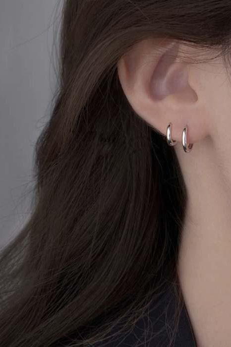 Silver Ring Earrings, Two Pierced Ears Earrings, Aesthetic Piercings Ear Simple, Two Ear Piercings Ideas, Women Piercings, Piercings Minimalist, Nose Piercing Ideas, Silver Piercings, Second Ear Piercing