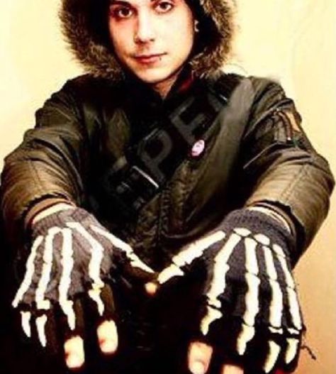 we have the same gloves Skeleton Gloves, Frank Lero, Bob Bryar, I Love Mcr, Black Parade, Mikey Way, Frank Iero, Rare Pictures, Gerard Way