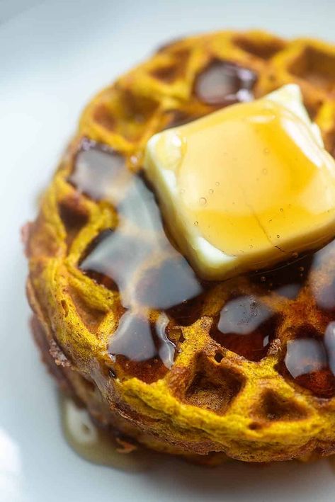 Pumpkin Chaffle, Waffle Syrup, Breakfast Smoothie Bowl Recipes, Low Carb Waffles, Pumpkin Cravings, Chaffle Recipe, Breakfast Smoothie Bowl, Healthy Keto Diet, Protein Waffles