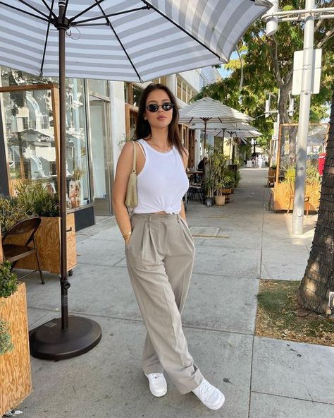 Naomi Genes Outfit, Naomi Genes, Picture Outfits, Parachute Pants, Khaki Pants, The Sun, Autumn Fashion, Fashion Inspo, Fashion Outfits