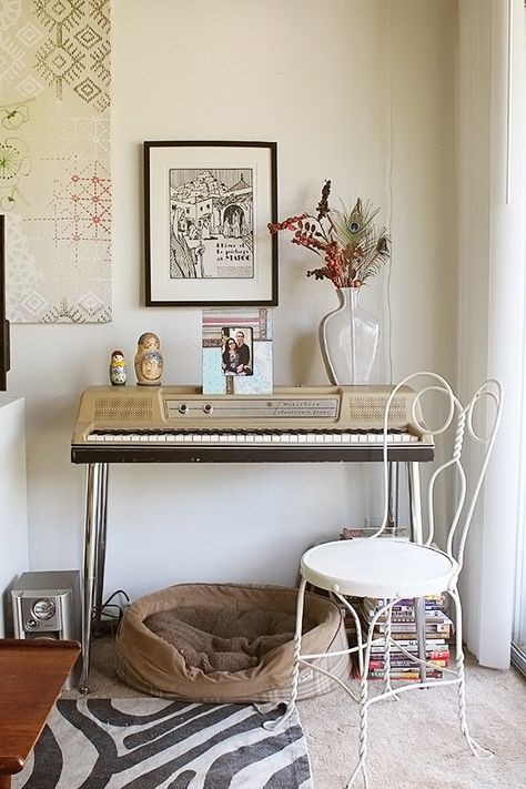 Wurlitzer Piano as Decor Electric Piano In Living Room, Piano In Bedroom, Amsterdam Decor, Piano Space, Wurlitzer Piano, Piano Room Decor, Music Room Office, Piano Aesthetic, Modern Georgian