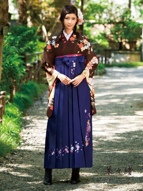 Hakama Women, Japanese Kimono Fashion, Japanese Traditional Clothes, Japanese Traditional Clothing, Cute Kimonos, Kimono Japan, Yukata Kimono, National Dress, Womens Kimono