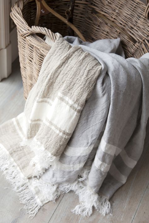 We introduced this pure linen towel with two colors: flax and grey. Either separated or together, they fit in practically every environment. Fouta Towels, Linen Bath Towels, Gray Towels, Quilted Duvet Cover, Linen Throw, Belgian Linen, Linen Towels, Turkish Towels, Bedding Shop