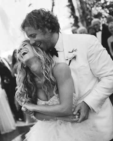 this is so cute Wedding First Dance, First Dance Songs, Martha Stewart Weddings, Photo Couple, Jolie Photo, E Card, Wedding Shots, Girls Dream, Wedding Pics