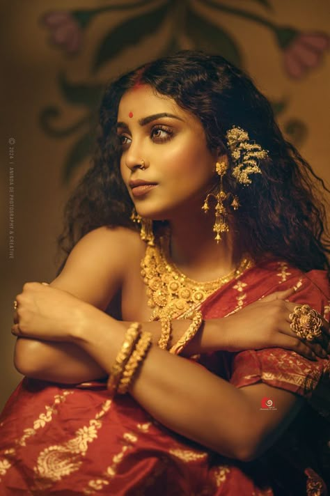 Wedding Saree Look, Bride In Saree, Saree Photoshoot Ideas, Mythology Women, Desi Photoshoot, Sari Photoshoot, Saraswati Pujo, Poses In Saree, Bollywood Actress Without Makeup