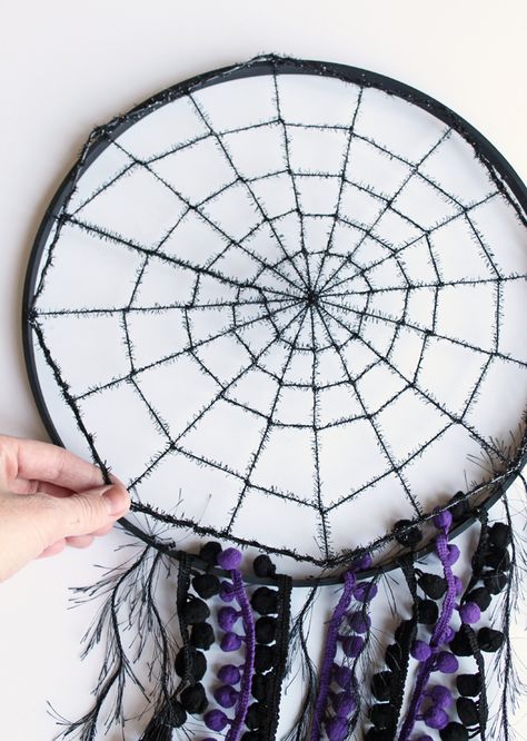 DIY Spiderweb Dreamcatcher by My Sister's Suitcase for Tatertots and Jello #DIY #Halloween Dream Catcher Web Patterns, Spiderweb Dreamcatcher Tutorial, Spider Web Dream Catcher Diy, Spiderweb Suncatcher Craft, Spider Web Suncatcher Craft, Spiderweb Dreamcatcher, Dream Catcher Spider Web, Diy Dream Catcher, Halloween Dream Catcher