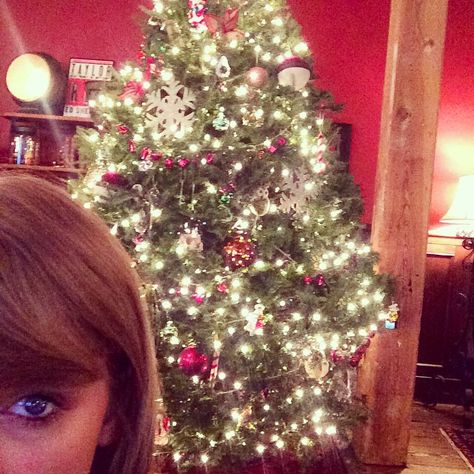 "Nothing says Christmas like a fully decorated tree, some giant socks, and the apple-spice candle I just lit. This isn't even my house. #thelittlethings #blessed #hohoho" Taylor Swift Fotos, Taylor Swift Christmas, Celebrity Selfies, Jordin Sparks, Taylor Swift Birthday, Swift Facts, Camila Morrone, Estilo Taylor Swift, Stylish Celebrities