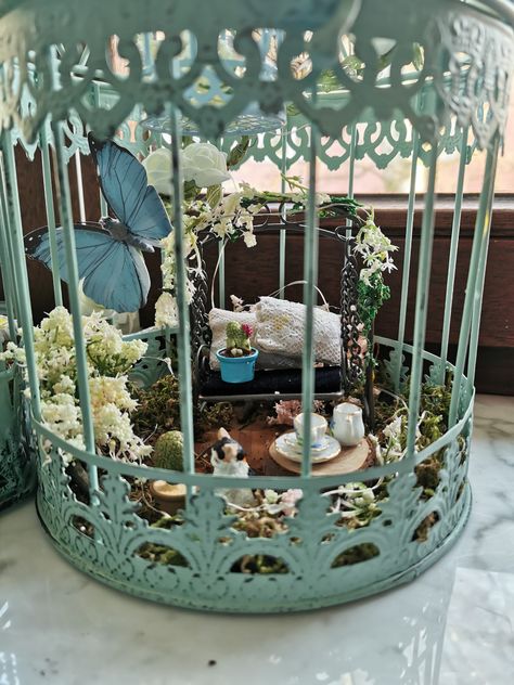 Birdcage Miniature Room, Bird Cage Fairy House, Cage Decoration Ideas, Fairy Rooms, Diy Lantern Centerpieces, Birdcage Planter, Lantern Vintage, Fairy Room, 60th Birthday Decorations