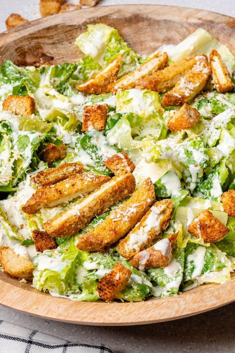 This Healthy Caesar Salad is so creamy and delicious, you wont believe it has a healthy twist! It's made vegetarian using Greek yogurt and no anchovies Fall Ceaser Salad, Ceaser Salad Ideas, Ceased Salad, Healthy Caesar Salad, Salad Caesar, Caesar Salads, Health Lunch, Health Lunches, Asian Inspired Salad