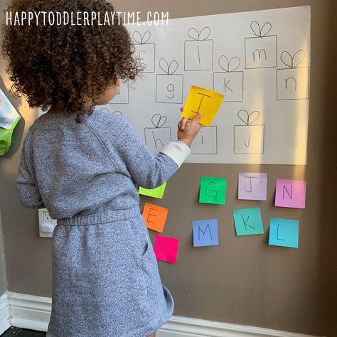 Post It Present Match Activity - Happy Toddler Playtime Present Activities Preschool, Preschool Birthday, Activity For Toddlers, Fun Christmas Activities, Fun Activities For Toddlers, Learning Time, Matching Activity, Toddler Fun, Post It Notes