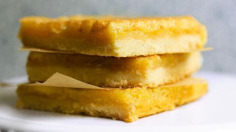 These heavenly little bars, adapted from the Southern cookbook author Julia Reed, are a modern-day, perfect-for-a-picnic version of a traditional custard pie made from flour, cornmeal, sugar, eggs, butter and buttermilk They are like lemon bars without the lip-puckering citrus: a blanket of egg-rich custard generously laced with vanilla atop a lightly salted, crumbly shortbread crust (If you don't have buttermilk, you can make an easy substitute by combining one tablespoon of white vineg... Chess Pie Squares, Julia Reed, Pie Squares, Chess Squares, Southern Cookbook, Thanksgiving Pie Recipes, Chess Pie, Chocolate Pecan Pie, Square Recipes