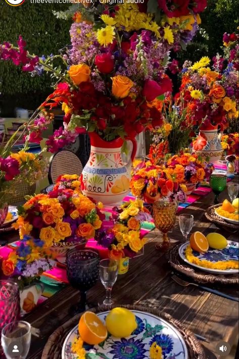 Mexican Wedding Centerpieces, Mexican Theme Wedding, Mexican Inspired Wedding, Mexican Birthday Parties, Mexican Themed Weddings, Mexican Colors, Mexican Table, Quince Decorations, Mexican Birthday