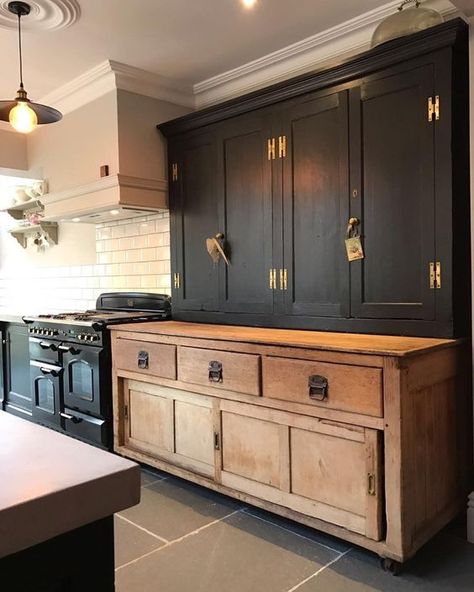 10 Simple Ideas to Update your Kitchen Cabinets - Jenna Sue Design Farmhouse Kitchen Design, Farm Kitchen, Classic Kitchen, Antique Kitchen, Black Cabinets, Modern Farmhouse Kitchens, Kitchen Redo, Decor Minimalist, Black Kitchens