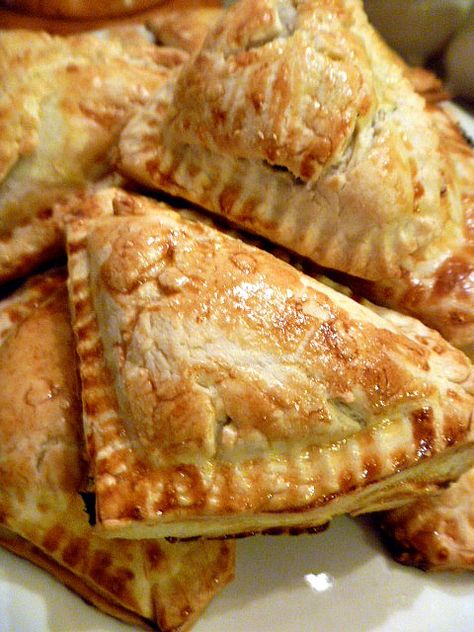 Mini Turnovers, Spinach Appetizers, Turnover Recipes, Mini Appetizers, No Cook Appetizers, Charcuterie Inspiration, Spinach And Feta, Great Appetizers, Recipes From Heaven