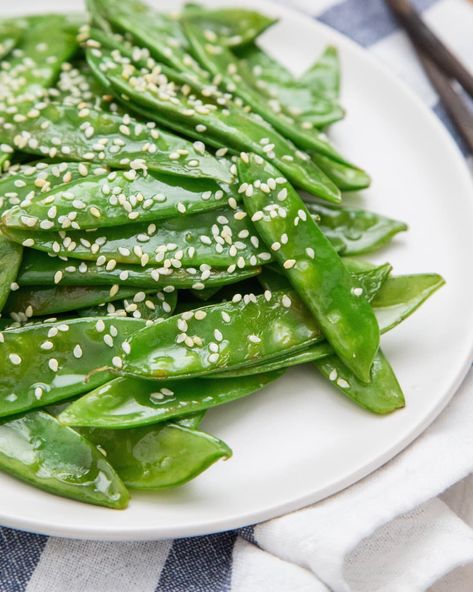 Recipe: Quick Sesame Snow Peas | Kitchn Snow Peas Recipe, Sugar Snap Pea Recipe, Snap Peas Recipe, Spring Side Dishes, Easy Vegetable Side Dishes, Quick Side Dishes, Buddha Bowls, Pea Recipes, Snow Peas