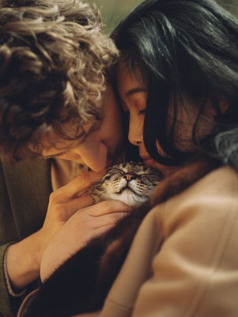 Cat Family Photo, Cat Family Portrait, Pet Family Photos, Candid Couple Photos, Pet Photography Poses, Family Pet Photography, Candid Couple, Shooting Couple, Animal Photoshoot