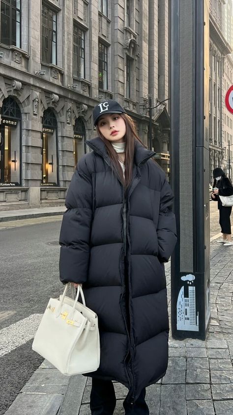 Korean Long Puffer Jacket, Long Puffer Jacket Outfit Winter Style, Long Puffer Outfit, Down Jacket Outfit, Puffer Jacket Outfit Winter Style, Muslim Streetwear, Long Puffer Jacket Outfit, Modest Winter Fashion, Puffer Outfit