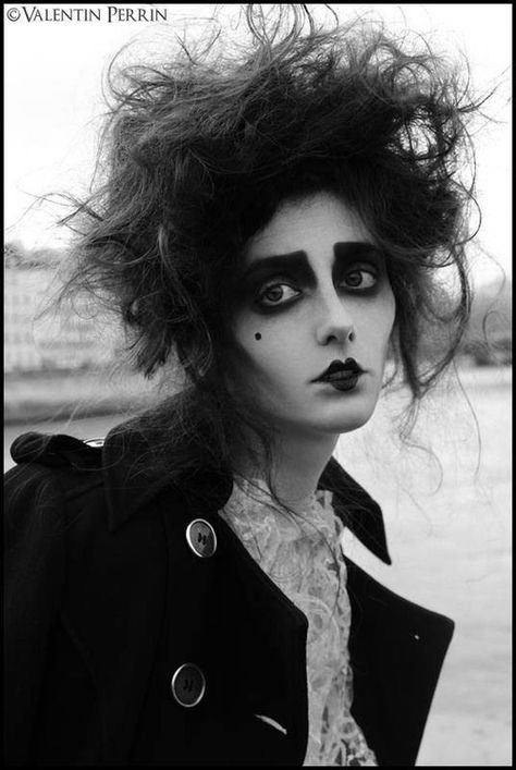 Photo: Valentin Perrin Modèle: Lizzie Textured Makeup, Trad Goth Makeup, Fantasy Oc, Goth Things, Photographie Portrait Inspiration, Gothic Makeup, Goth Makeup, Clown Makeup, Foto Art