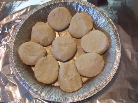 This technique for making campfire biscuits is as simple as it is ingenious! And they come out PERFECT! Campfire Biscuits, Dutch Oven Cooking, Fire Food, Biscuit Bake, Campfire Food, Fire Cooking, Campfire Cooking, Camping Glamping, Camp Cooking