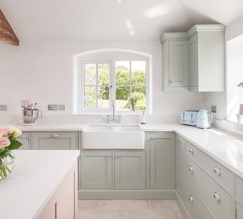 White Kitchen Worktop, Quartz Worktop, White Worktop, Pastel Kitchen, Quartz Worktops, Calacatta Gold, Oak Kitchen, Kitchen Worktop, White Quartz