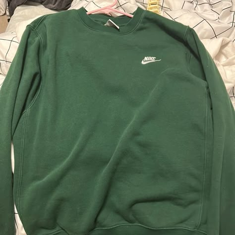 Green sweatshirt outfit