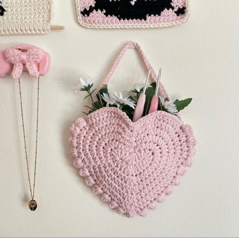 Diy Bag Decoration Ideas, Crochet Heart Wall Hanging, Aesthetic Room Decor Crochet, Crochet Desk Mat, Crochet Room Ideas, Crochet Wall Organizer, Crochet Room Decor Ideas, Pink Crochet Ideas, Crochet Room Decor