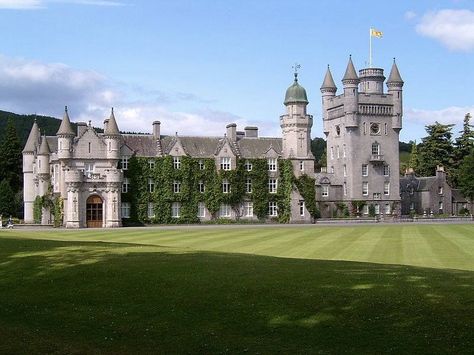 Balmoral Castle is het zomerverblijf in Schotland van de Britse koninklijke familie. We hebben veel kastelen bezocht. O.a. Ook Blair Castle en Hollyroodhouse. (1987) Balmoral Castle, Old Castle, Chateau Medieval, Castle Mansion, Real Estat, Castles In Scotland, Scotland Castles, Royal Residence, Scottish Castles