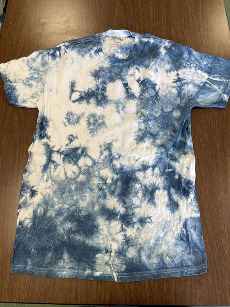 Steps on how to crumple tie-dye
1) You crumble your shirt
2) You put rubber bands around it Crumble Tie Dye, Tie Dye Crumple, Tie Dye Patterns Diy, Indigo Design, Dye Patterns, Tie Dye Patterns, Rubber Bands, Tie Dye Top, Tie Dye