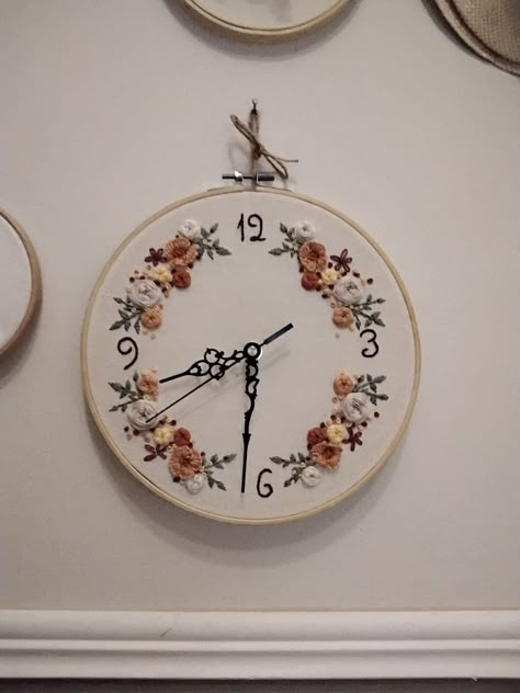 Embroidery Frame Wall Decor, Embroidery Hoop Clock, Clock Embroidery, Embroidery Clock, Sewing Activities, Sulaman Pita, Paper Flower Patterns, Embroidery Stitches Beginner, Hand Embroidery Patterns Free