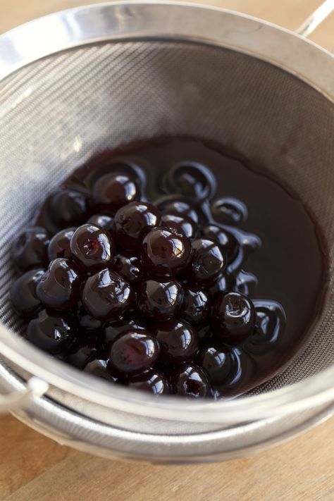 Meet the decadent topping you're gonna want to put on everything. Brandied Cherries Recipe, Cherry Whiskey, Cherry Syrup, Maraschino Cherries, Cherry Cocktail, Homemade Cocktails, Cherry Recipes, Cherry Juice, Maraschino Cherry