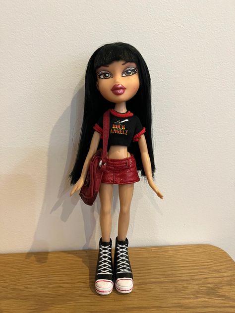 Bratz Black Outfit, Jade Bratz Outfits, Jade Bratz Aesthetic Outfits, Yasmin Bratz Aesthetic Outfits, Bratz Jade Outfit, Bratz Themed Outfit, Jade Bratz Outfits Inspiration, Bratz Dolls Jade Outfit, Bratz Doll Outfits Halloween