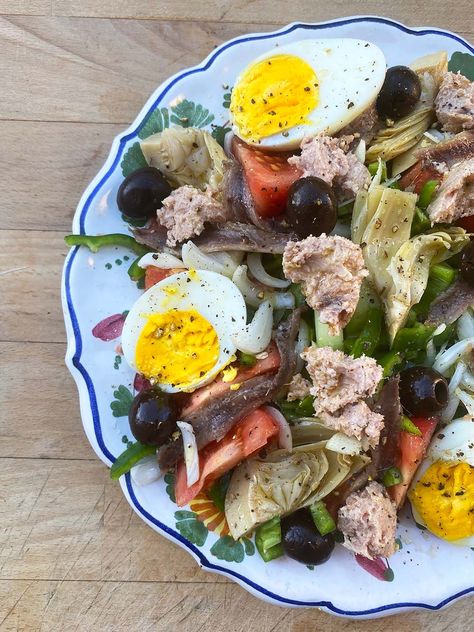 Salade niçoise traditionnelle - Harmonie Cuisine Croquettes, Cobb Salad, Feta, Salad