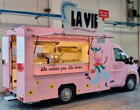 La Vie Foods is a French company crafting high-quality foods that help people replace animal protein on their plates. For example, have you ever thought of using veggie bacon to flavour your spaghetti alla carbonara 🍝 or a big hamburger 🍔 ? If you are in Paris do not miss the chance to meet this NV Food Truck and try some of their special dishes. For vegan food made with love there was need of a vegan truck made with passion. 🇫🇷🇮🇹 See you in Paris then! #vegantruck #veganfood #foodtrucks Foodtrucks Ideas, Meat Burger, Vegan Food Truck, Street Food Business, Pizza Food Truck, Piaggio Ape, Pink Food, Food Truck Business, Food Cart Design