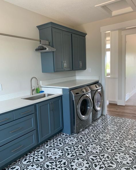 House Laundry Room, Laundy Room, Dream Laundry Room, Basement Laundry, Mudroom Laundry Room, Laundry Room Layouts, Laundry Room Renovation, Laundry Room Cabinets, Laundry Room Inspiration