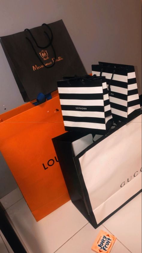 Shopping Aesthetic Bags, Sephora Shopping Bag, Luxury Shopping Bags, Sephora Shopping, Gucci Shopping Bag, Luxury Birthday Gifts, House Flipping, Lux Fashion, Estilo Hipster