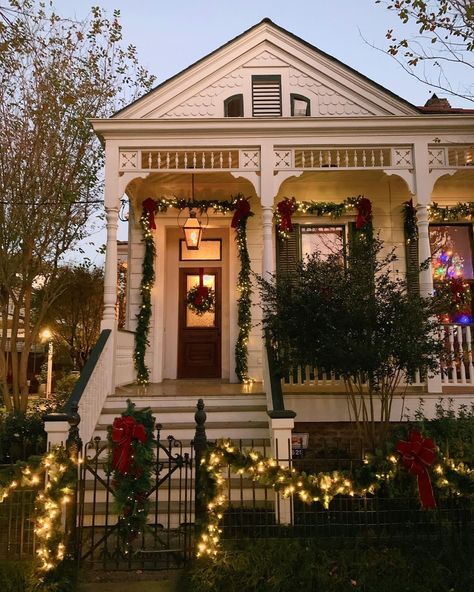 Christmas House Aesthetic Exterior, Suburban Christmas House, Christmas Townhouse, Christmas House Exterior, Christmas Homes, House Cute, Christmas Dreaming, A Night At The Opera, Dream Life House