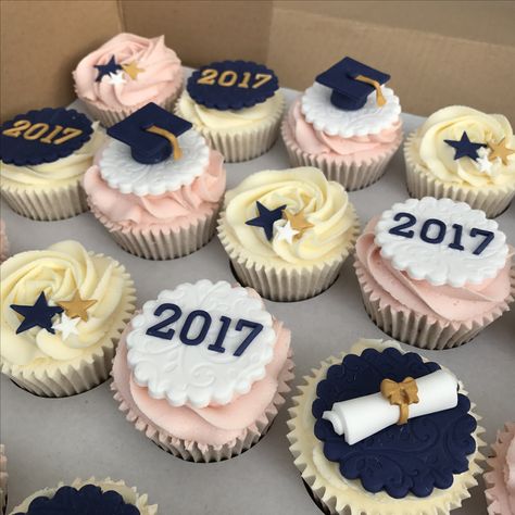 Graduation Cupcake Designs, Senior Cupcakes, Graduation Cupcakes Ideas 2024, Grad Cupcakes Ideas, Graduation Cupcakes 2023, Graduation Cupcakes 2024, Grad Cupcakes, Homemade Graduation Gifts, Dessert Table Graduation